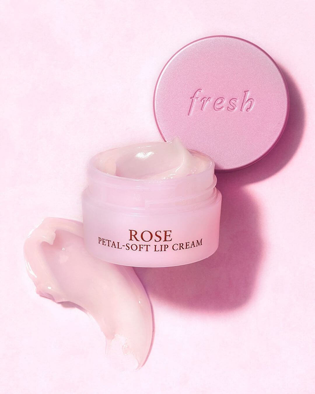 Fresh Rose Petal-Soft Lip Cream 10 g  ลิปเนื้อครีมมี่เนียนนุ่มเพิ่มคามชุ่มชื้นได้ล้ำลึก ยาวนานสูงสุด 24 ชั่วโมง มาพร้อมส่วนผสมจาก rose flower oil ที่ช่วยให้เรียกปากนุ่มเนียนลดความแห้งกร้านและบำรุงริมฝีปากอย่างล้ำลึก เพื่อริมฝีปากอ่อนนุ่มชุ่มชื้นดุจกลีบกุหลาบ